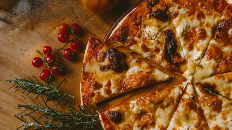 Imagem de uma deliciosa pizza de muçarela bem tostadinha para exemplificar que a imagem causa muito mais desejo que a informação.